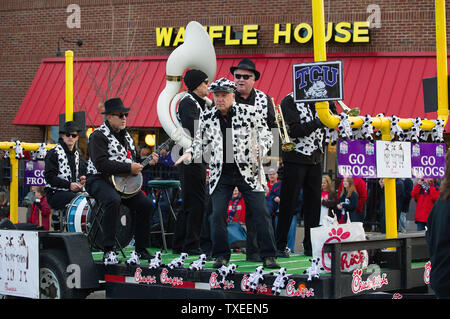 Chick-fil-Un CEO Dan Cathy (C) suona la tromba in una jazz band durante l annuale Chick-fil-una ciotola di pesche parata del 31 dicembre 2014, ad Atlanta. UPI/David Tulis Foto Stock