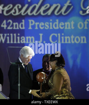 Il presidente Bill Clinton (L) è presentato un saluto a grandezza Award da parte di ex sindaco di Atlanta Andrew Young e Martin Luther King della figlia Bernice (R) per i suoi sforzi bipartisan con la Clinton iniziativa globale durante l annuale omaggio alla grandezza premi la cena del 17 gennaio 2015, ad Atlanta. Foto di David Tulis/UPI Foto Stock