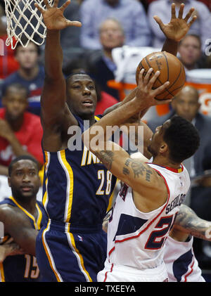 Indiana Pacers' Ian Mahinmi (28) e Donald Sloan (L) blocco il colpo da Atlanta Hawks' Thabo Sefolosha (25) durante la prima metà del loro gioco NBA alla Philips Arena di Atlanta, 21 gennaio, 2015. Foto di David Tulis/UPI Foto Stock