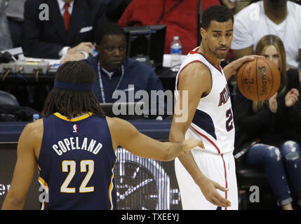 Indiana Pacers' Chris Copeland (22) si congratula con Atlanta Hawks guard Thabo Sefolosha (25) sull'110-91 Atlanta vincere il tempo scade nella seconda metà del loro gioco NBA alla Philips Arena di Atlanta, 21 gennaio, 2015. Atlanta vittoria legata a un team record di 14 vittorie in una fila e capo allenatore Mike Budenholzer è stata selezionata per pullman Eastern Conference al 2015 NBA All Star Game. Foto di David Tulis/UPI Foto Stock