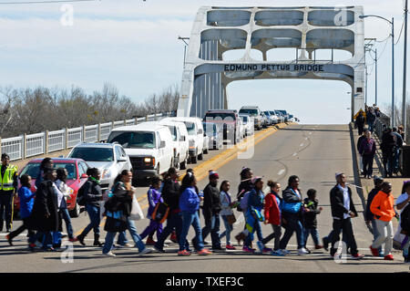 I bambini della scuola a piedi da Edmund Pettus Bridge dopo aver attraversato durante il cinquantesimo anniversario del Selma a Montgomery, Alabama, marzo weekend in Selma, Alabama, 6 marzo 2015. Attivisti per i diritti civili sono stati attaccati dalla polizia un mezzo secolo fa durante una marcia attraverso il ponte su un giorno che divenne noto come "Bloody Sunday". Il Presidente Obama è in programma di partecipare al weekend di eventi. Foto di David Tulis/UPI Foto Stock