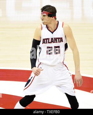 Atlanta Hawks guard Kyle Korver (26), che indossa un facemark oltre il suo naso rotto, reagisce ai suoi 3 punti di cestello sulla San Antonio Spurs durante la prima metà di un gioco NBA alla Philips Arena di Atlanta, Marzo 22, 2015. Foto di David Tulis/UPI Foto Stock