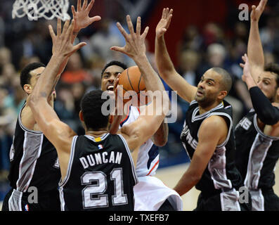 Atlanta Hawks guard Jeff Teague (C) è bloccato da quattro San Antonio Spurs giocatori tra cui Tim Duncan (21), Tony Parker (R) e Marco Belinelli (distante R) durante la seconda metà di un gioco NBA alla Philips Arena di Atlanta, Marzo 22, 2015. San Antonio ha vinto 114-95. Foto di David Tulis/UPI Foto Stock