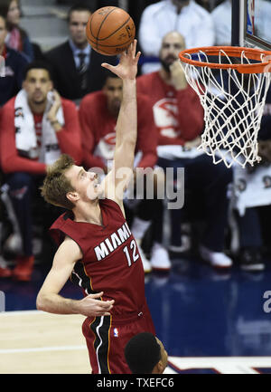 Miami Heat guard Zoran Dragic (12) va fino a sparare un cesto su Atlanta Hawks durante la seconda metà di un gioco NBA alla Philips Arena di Atlanta, Marzo 27, 2015. Atlanta ha vinto 99-86. Foto di David Tulis/UPI Foto Stock