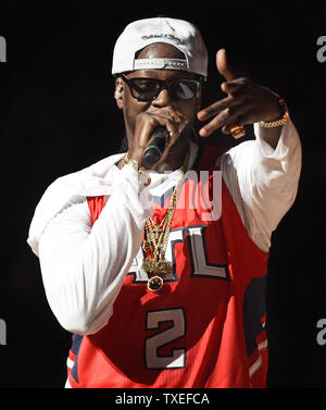 Il rapper Tauheed '2' Chainz Epps esegue un concerto dopo i falchi di Atlanta e di Miami Heat NBA Game al Philips Arena di Atlanta, Marzo 27, 2015. Foto di David Tulis/UPI Foto Stock