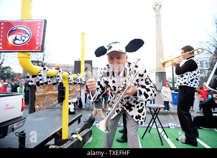 Chick-fil-Un CEO e trombettista Dan Cathy esegue come egli si unisce a Marching Band, galleggianti e dignitari per l annuale Chick-fil-una ciotola di pesche Parade dove la Florida State University di fronte l'Università di Houston il 31 dicembre 2015, ad Atlanta. Foto di David Tulis/UPI Foto Stock