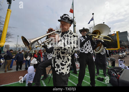 Dan Cathy, Presidente e CEO di Chick-fil-A, suona jazz tromba su un galleggiante rendendo il suo modo attraverso il Centennial Olympic Park durante l annuale Chick-fil-una ciotola di pesche Parade prima di Alabama volti Washington in Atlanta, Dicembre 31, 2016. Foto di David Tulis/UPI Foto Stock