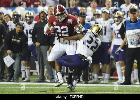 Alabama Crimson Tide linebacker Ryan Anderson (L) intercetta la palla da Washington Huskies running back Lavon Coleman (22) e punteggi durante la prima metà del Pulcino-fil-una ciotola di pesche NCAA playoff semifinale partita di calcio in Atlanta, Dicembre 31, 2016. Foto di David Tulis/UPI Foto Stock