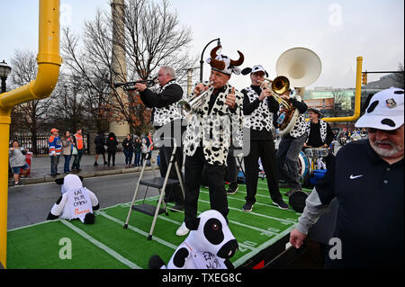 Chick-fil-Un CEO Dan Cathy suona la tromba durante il Pulcino-fil-una ciotola di pesche Parade prima di facce del Michigan Florida nel Pulcino-fil-una ciotola di pesche, Dicembre 29, 2018 in Atlanta. Foto di David Tulis/UPI Foto Stock