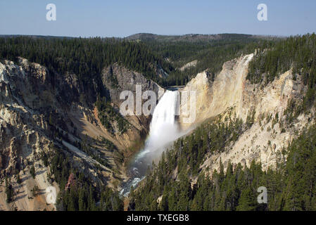 Il fiume Yellowstone cade sopra le Cascate Inferiori come si immerge attraverso il Grand Canyon di Yellowstone nel Parco Nazionale di Yellowstone, Wyoming, luglio 29, 2006. (UPI foto/A.J. Sisco) Foto Stock