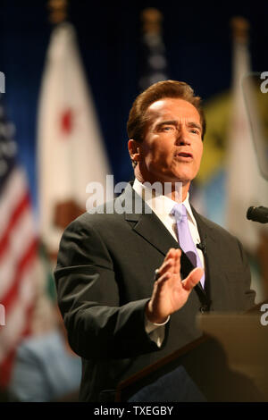 Il governatore della California Arnold Schwarzenegger dà un discorso dopo essere stato giurato per il suo secondo mandato presso il Memorial Auditorium a Sacramento, la California il 5 gennaio 2007. (UPI foto/Aaron Kehoe) Foto Stock