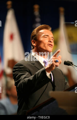 Il governatore della California Arnold Schwarzenegger dà un discorso dopo essere stato giurato per il suo secondo mandato presso il Memorial Auditorium a Sacramento, la California il 5 gennaio 2007. (UPI foto/Aaron Kehoe) Foto Stock
