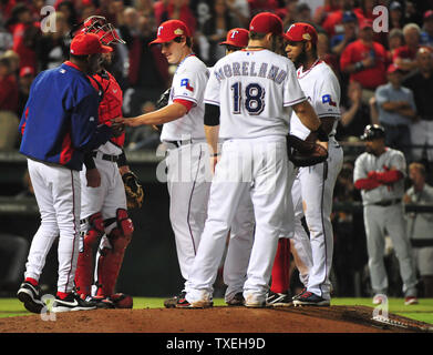 Texas Rangers Manager Ron Washington prende il bricco Derek Holland durante il nono inning di gioco 4 della serie mondiale contro il St. Louis Cardinals a Rangers Ballpark in Arlington, Texas, il 23 ottobre 2011. I Rangers sconfitti i Cardinali 4-0 e la serie si erge a 2-2. UPI/Kevin Dietsch Foto Stock