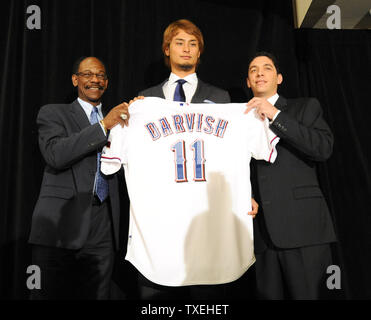 Rangers manager Ron Washington, sinistra e general manager Jon Daniels, destra, pongono con nuovo Texas Rangers lanciatore Yu Darvish durante una conferenza stampa al Ballpark in Arlington, il 20 gennaio 2012 in Arlington, Texas. Darvish ha firmato un contratto del valore di $ 60 milioni di euro per sei anni. Il due volte MVP del Giappone della Pacific League aveva un record di 93-38 con un 1.99 era a 167 giochi del passato sette stagioni. Il 25-anno-vecchio diritto-hander era un cinque-tempo All-Star in Giappone. UPI/Ian Halperin Foto Stock