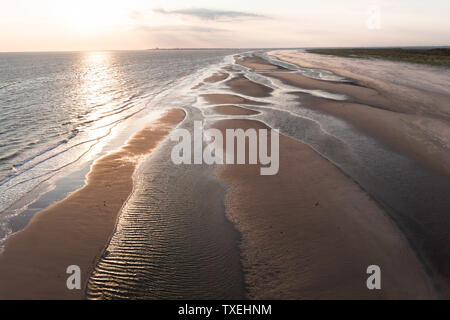 Fuchi vista sulla spiaggia di sabbia e i canali di marea dell'isola Juist nel Mare del Nord in estate. Foto Stock