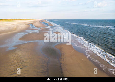 Fuchi vista sulla spiaggia di sabbia e i canali di marea dell'isola Juist nel Mare del Nord in estate. Foto Stock