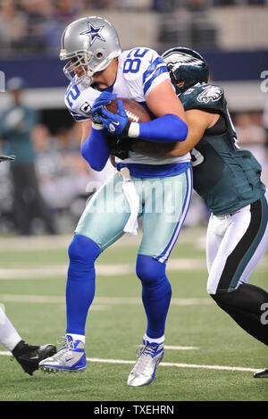 Dallas Cowboys Jason Whitten viene avvolta da Philadelphia Eagles Mychal Kendricks durante il primo semestre a cowboy Stadium di Arlington, Texas il 2 dicembre 2012. UPI/Ian Halperin Foto Stock