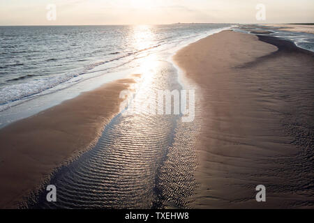 Fuchi vista sulla spiaggia di sabbia e i canali di marea dell'isola Juist nel Mare del Nord in estate. Foto Stock