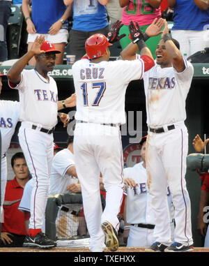 Texas Rangers Nelson Cruz celebra il suo settimo inning home run con manager Ron Washington, sinistra , e Elvis Andrus a Rangers Ballpark in Arlington sulla luglio 22, 2013 in Arlington, Texas. I Rangers battere il NewYork Yankees 3-0. UPI/Ian Halperin Foto Stock