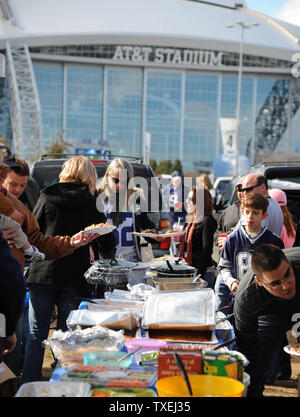 Tifosi trascorrono il loro ringraziamento tailgating prima di Dallas Cowboys e Oakland Raiders gioco di AT&T Stadium di Arlington, Texas, il 28 novembre 2013. UPI/Ian Halperin Foto Stock