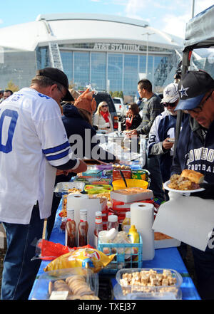 Tifosi trascorrono il loro ringraziamento tailgating prima di Dallas Cowboys e Oakland Raiders gioco di AT&T Stadium di Arlington, Texas, il 28 novembre 2013. UPI/Ian Halperin Foto Stock