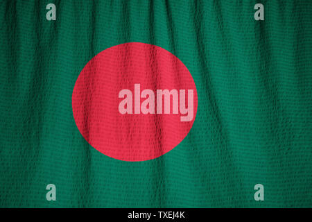Increspato bandiera del Bangladesh soffiando nel vento Foto Stock