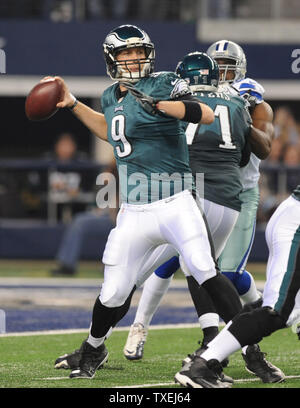 Philadelphia Eagles Nick pazze getta contro Dallas Cowboys durante la prima metà di AT&T Stadium di Arlington, Texas, il 29 dicembre 2013. UPI/Ian Halperin Foto Stock