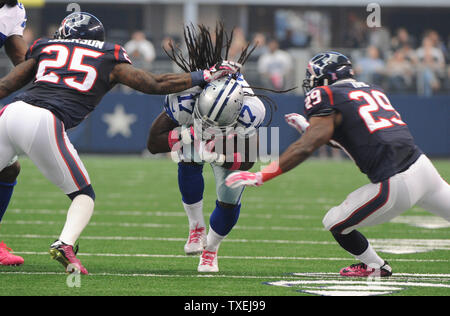 Dallas Cowboys Dwayne Harris affondi in avanti come Houston Texans Kareem Jackson (25) e Andre Hal (29) Chiudere in durante la prima metà di AT&T Stadium di Arlington, Texas il 5 ottobre 2014. UPI/Ian Halperin Foto Stock