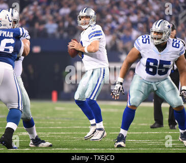 Dallas Cowboys Tony Romo guarda a lanciare contro la Indianapolis Colts durante la prima metà di AT&T Stadium il 21 dicembre 2014 in Arlington, Texas. UPI/Ian Halperin Foto Stock