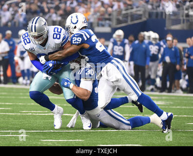 Dallas Cowboys Jason Whitten viene avvolta da Indianaplois Colts LaRon Landry (30) e Mike Adams (29) durante la prima metà di AT&T Stadium il 21 dicembre 2014 in Arlington, Texas. UPI/Ian Halperin Foto Stock