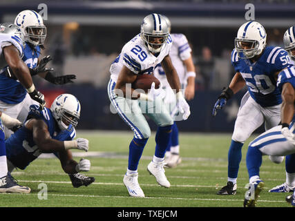 Dallas Cowboys DeMarco Murray giunchi contro gli Indianapolis Colts durante la prima metà di AT&T Stadium il 21 dicembre 2014 in Arlington, Texas. UPI/Ian Halperin Foto Stock