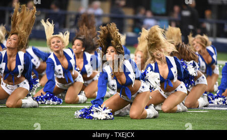 Il Dallas Cowboys Cheerleaders eseguire durante il cowboy e Indianapolis Colts gioco di AT&T Stadium il 21 dicembre 2014 in Arlington, Texas. UPI/Ian Halperin Foto Stock