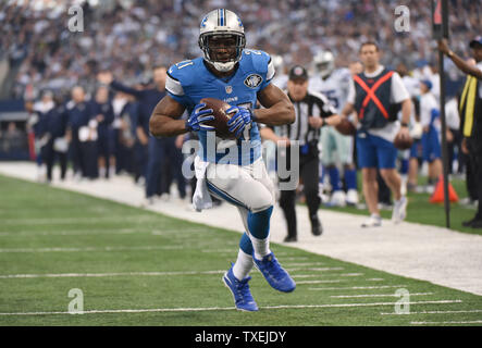Detroit Lions Reggie Bush i punteggi su un 18-cantiere eseguito nel primo trimestre contro Dallas Cowboys in un NFL Wild Card Game di AT&T Stadium di Arlington, Texas il 4 gennaio 2015. Foto di Ian Halperin/UPI Foto Stock
