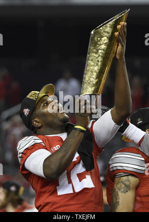 Ohio State Buckeyes quarterback Cardale Jones celebra con il Campionato trofeo dopo la Buckeyes sconfitto il Oregon Ducks per vincere il College Football Playoff Campionato Nazionale di Arlington, Texas, il 12 gennaio 2015. Il Buckeyes sconfitto le anatre 42-20. Foto di Kevin Dietsch/UPI Foto Stock