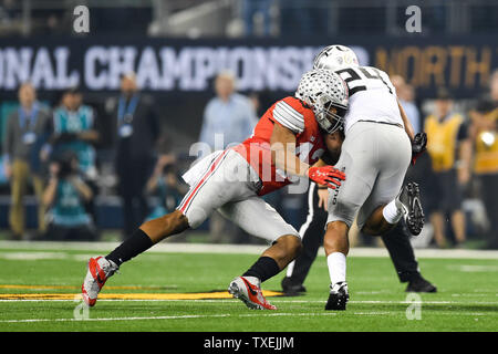 Ohio State Buckeyes linebacker Darron Lee (43) affronta Oregon Ducks running back Thomas Tyner (24) nella prima metà del College Football Playoff Campionato Nazionale di Arlington, Texas, il 12 gennaio 2015. Foto di Shane Roper/UPI. Foto Stock