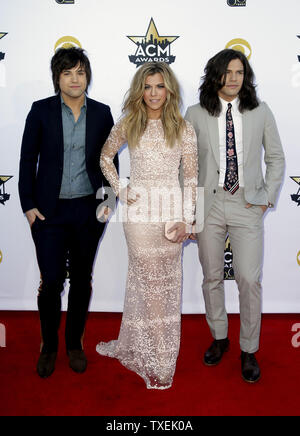 (L-R) musicisti Neil Perry, Kimberly Perry e Reid Perry, della Band Perry, frequentare il cinquantesimo annuale di Academy of Country Music Awards tenutosi presso AT&T Stadium di Arlington, Texas, il 19 aprile 2015. Foto di Giovanni Angelillo/UPI Foto Stock