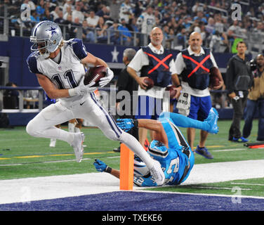 Dallas Cowboys Cole Beasley i punteggi su un 2-cantiere fermo contro la Carolina Panthers durante la seconda metà di AT&T Stadium il 26 novembre 2015 in Arlington, Texas. Le Pantere sconfitto il cowboy 33-14 e spostare a 11-0. Foto di Ian Halperin/UPI Foto Stock
