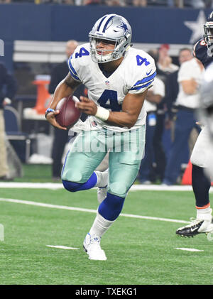 Dallas Cowboys quarterback Dak Prescott codifica contro il Chicago Bears durante la prima metà di AT&T Stadium di Arlington, Texas, il 25 settembre 2016. Ian Halperin/UPI Foto Stock