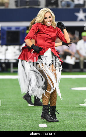 Il Dallas Cowboys Cheerleaders eseguire la loro annuale Halloween Halftime spettacolo durante il cowboy e Philadelphia Eagles gioco di AT&T Stadium di Arlington, Texas, il 30 ottobre 2016. Foto di Ian Halperin/UPI Foto Stock