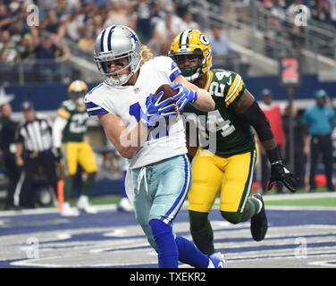 Dallas Cowboys Cole Beasley i punteggi su un 2-cantiere passano nel secondo trimestre come Green Bay Packers Quinten Rollins difende da AT&T Stadium di Arlington, il Texas del 8 ottobre 2017. Foto di Ian Halperin/UPI Foto Stock