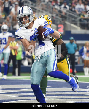 Dallas Cowboys Cole Beasley i punteggi su un 2-cantiere passano nel secondo trimestre come Green Bay Packers Quinten Rollins difende da AT&T Stadium di Arlington, il Texas del 8 ottobre 2017. Foto di Ian Halperin/UPI Foto Stock
