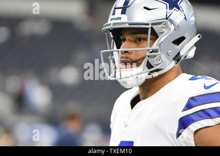 Dallas Cowboys quarterback Dak Prescott si riscalda prima di Dallas Cowboys e Detroit Lions gioco di AT&T Stadium di Arlington, Texas, il 30 settembre 2018. Foto di Ian Halperin/UPI Foto Stock