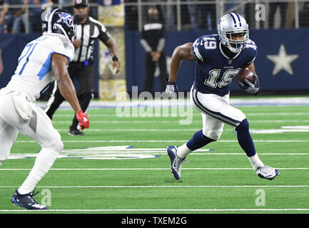 Dallas Cowboys Amari Cooper rende la cattura in campo aperto contro i Tennessee Titans durante la prima metà di AT&T Stadium di Arlington, Texas il 5 novembre 2018. Foto di Ian Halperin/UPI Foto Stock