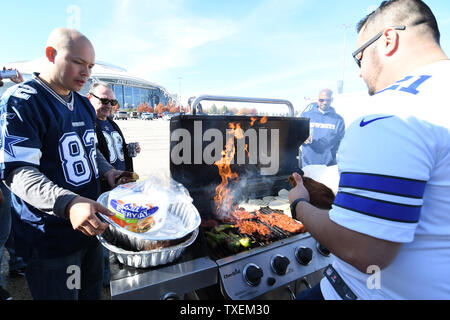 Tifosi trascorrono il loro ringraziamento tailgating prima di Dallas Cowboys e Washington Redskins game AT&T Stadium di Arlington, Texas, il 22 novembre 2018. Foto di Ian Halperin Foto Stock