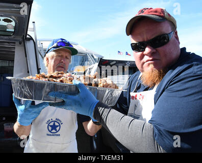 Tifosi trascorrono il loro ringraziamento tailgating prima di Dallas Cowboys e Washington Redskins game AT&T Stadium di Arlington, Texas, il 22 novembre 2018. Foto di Ian Halperin Foto Stock