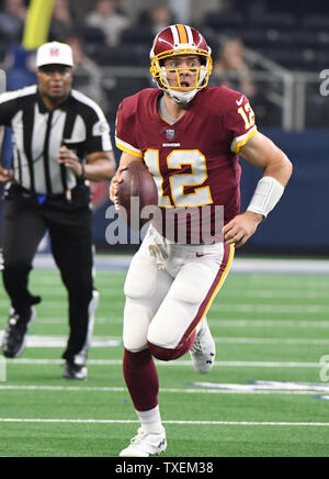 Washington Redskins backup quarterback Colt McCoy codifica contro Dallas Cowboys durante il loro gioco di NFL AT&T Stadium di Arlington, Texas, il 22 novembre 2018. Foto di Ian Halperin/UPI Foto Stock