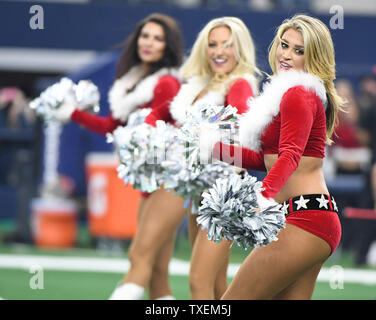 Il Dallas Cowboys Cheerleaders eseguire la loro annuale di routine di Natale durante il Tampa Bay Buccaneers game AT&T Stadium di Arlington, Texas, il 23 dicembre 2018. Foto di Ian Halperin/UPI Foto Stock