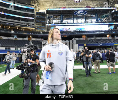 Clemson quarterback Trevor Lawrence entra AT&T Stadium per Media Day del 27 dicembre 2018, uno degli eventi che conduce fino al College Football Playoff semifinale al Goodyear Cotton Bowl Classic. La Clemson Tigers e Notre Dame Fighting Irish si face off sul dicembre 29, 2018. Foto di Ian Halperin/UPI Foto Stock