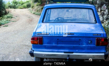 Blu e secondo la guida Lonely auto Zastava GTL 55 su un percorso vuoto all'interno della montagna Biokovo in Makarska, Croazia Foto Stock