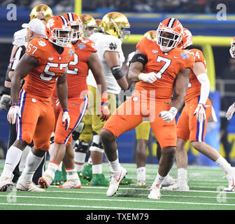 Clemson di Austin di Bryant celebra uno dei suoi sacchi di Notre Dame quarterback Ian libro in College Football Playoff semifinale al Goodyear Cotton Bowl Classic presso AT&T Stadium di Arlington, Texas, il 29 dicembre 2018. Il Tigri vinto 30-3 e dovrà affrontare il vincitore della PCP semifinale al capitale una Orange Bowl nel campionato nazionale di gioco su Gennaio 7, 2019. Foto di Ian Halperin/UPI Foto Stock